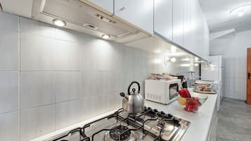 Wasserkocher mit Kaffee-/Teezubehör, Kühlschrank, Mikrowelle, Herdplatte