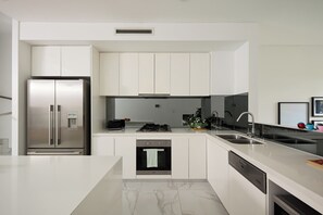 Private kitchen - Luxury 5BR Home | Park Views | Near CBD & Airport (Alexandria)