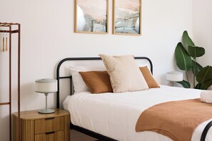 5 bedrooms, WiFi, bed sheets