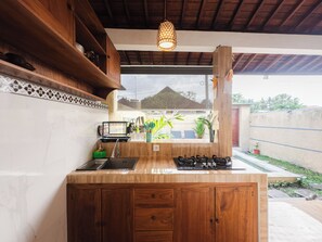 Villa, 1 chambre, piscine privée | Cuisine privée | Réfrigérateur, surface de cuisson, vaisselle et ustensiles