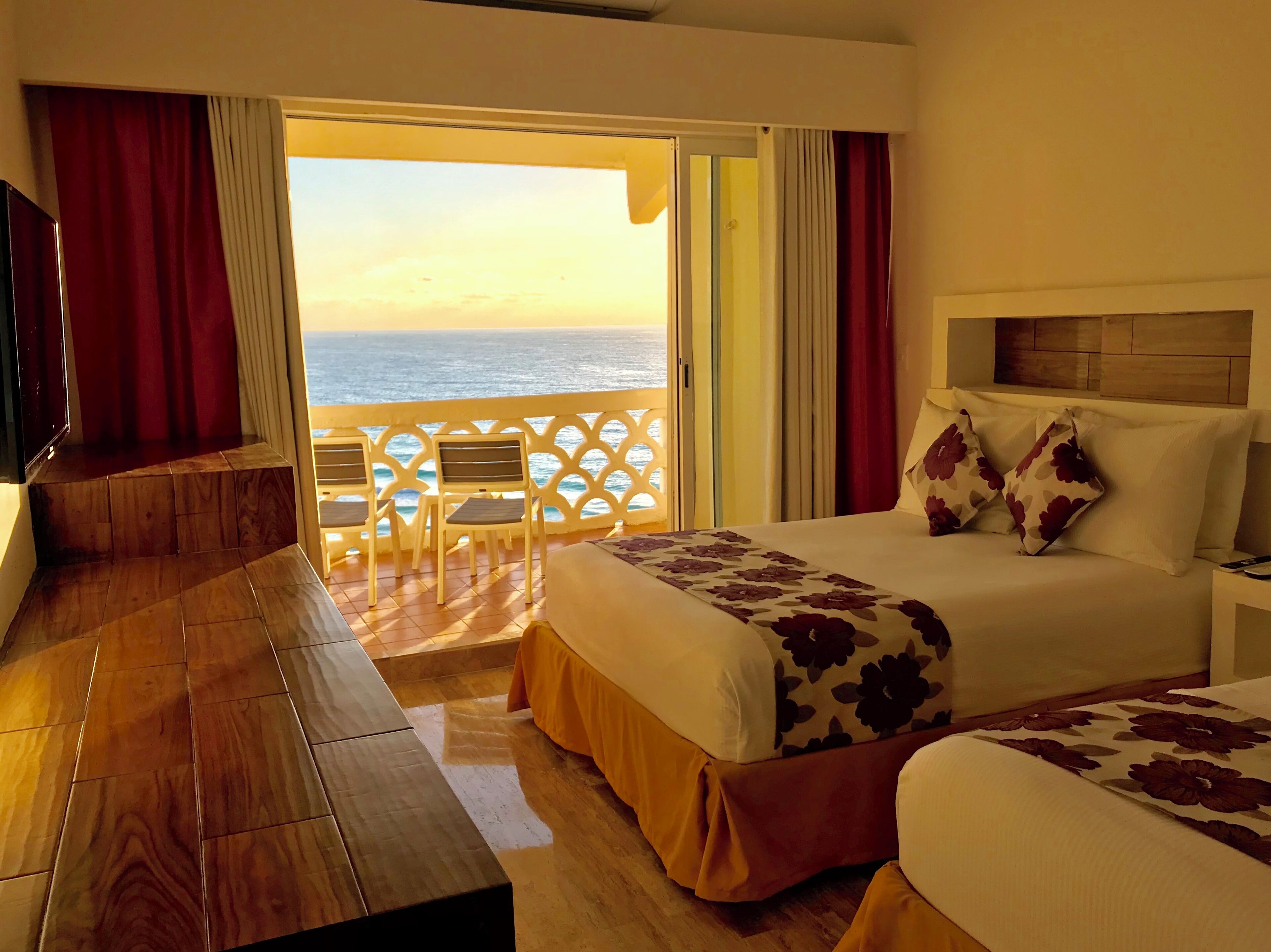 Safe på rommet, skrivebord for bærbar PC og strykejern/-brett