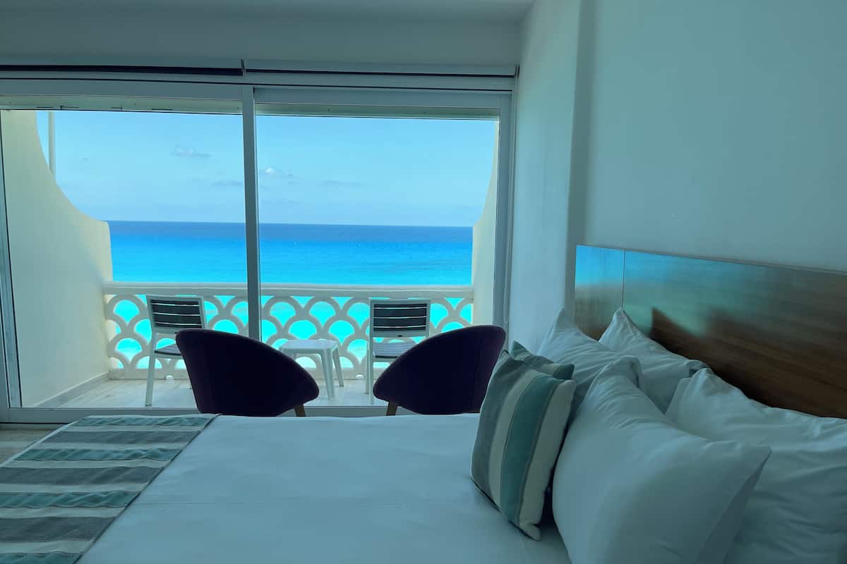 Deluxe Apartment, Beachfront | Värdeförvaringsskåp på rummet och arbetsyta för laptop