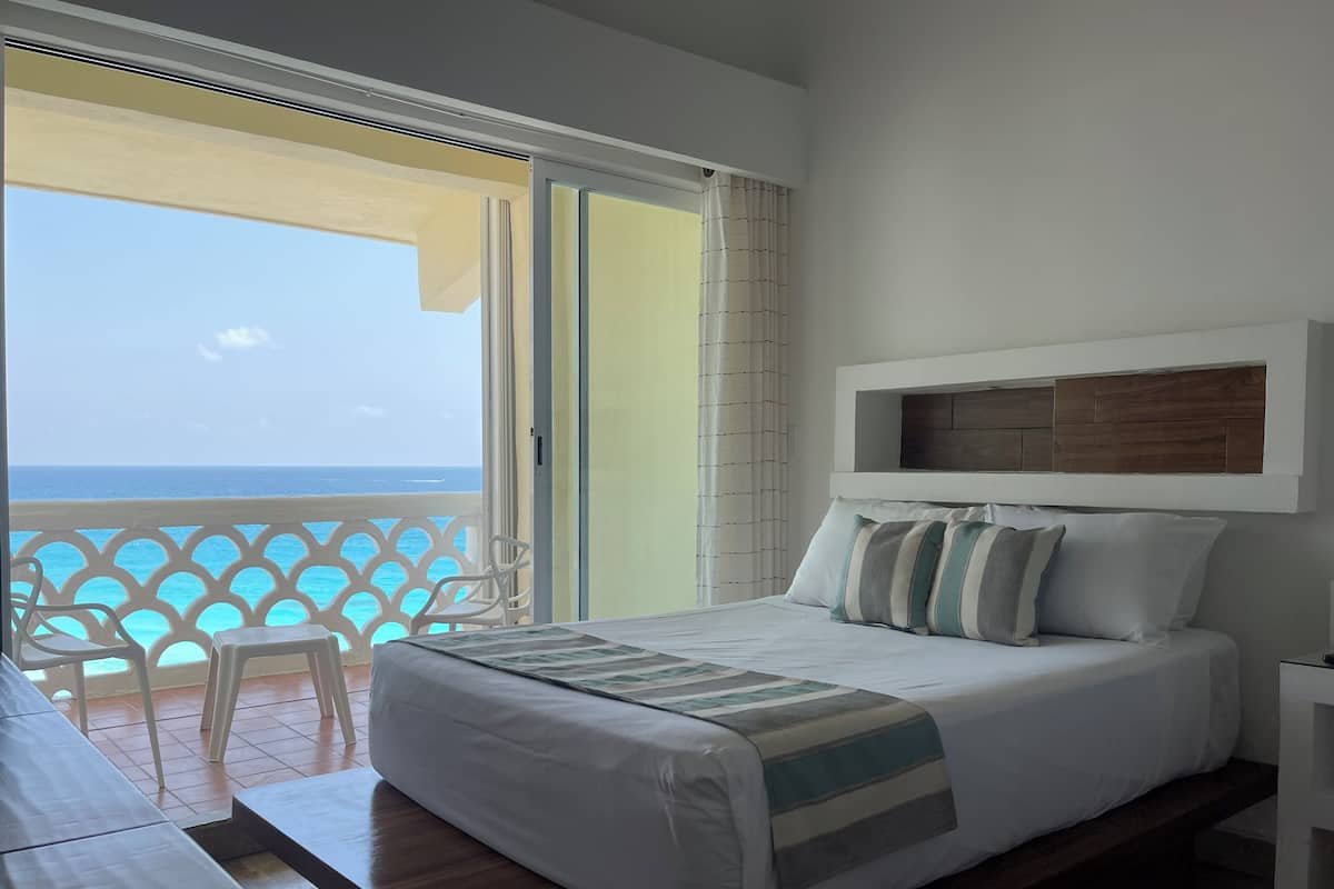 Värdeförvaringsskåp på rummet och arbetsyta för laptop