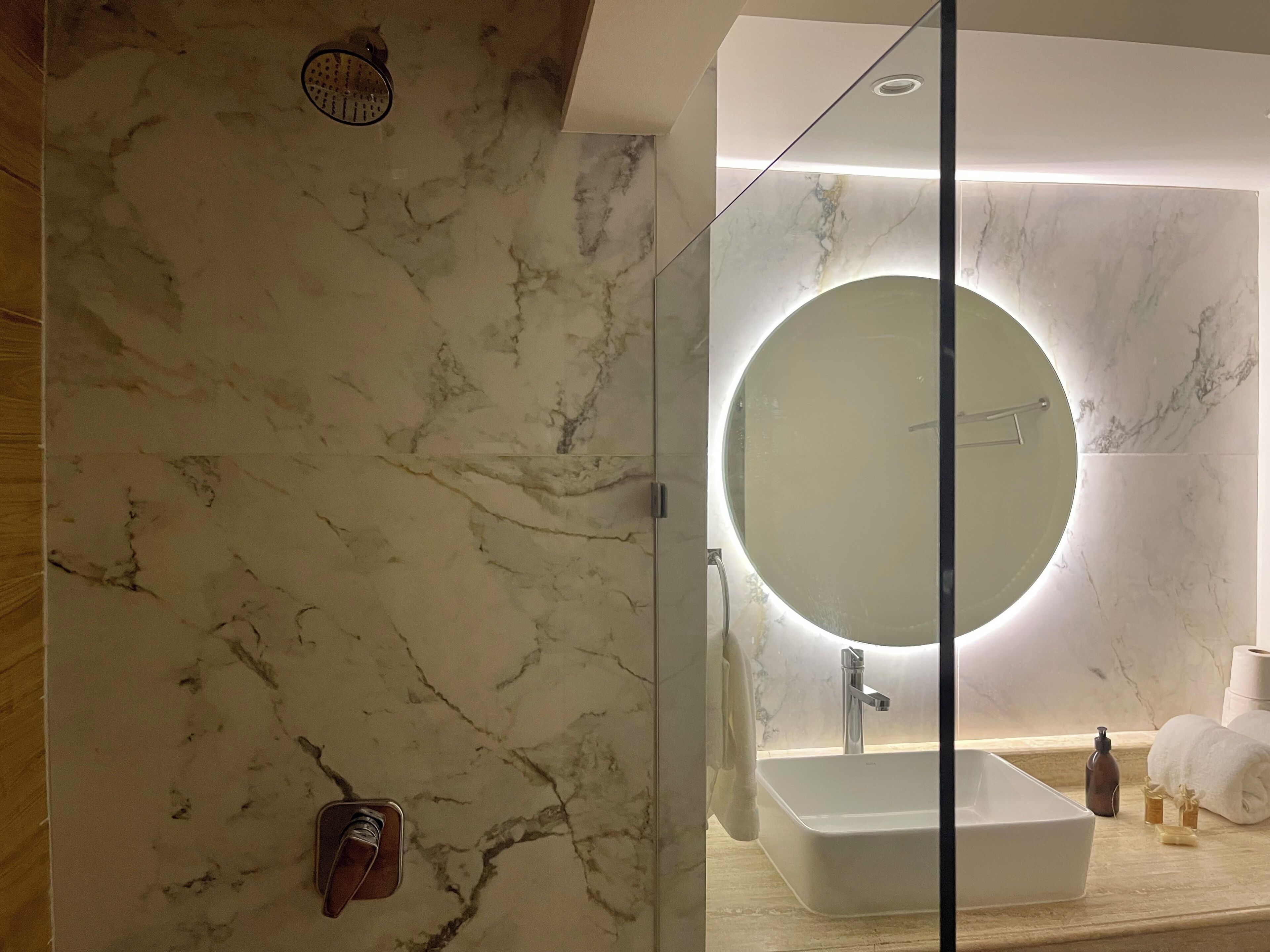 Dusj, toalettartikler (inkludert), hårføner og håndklær