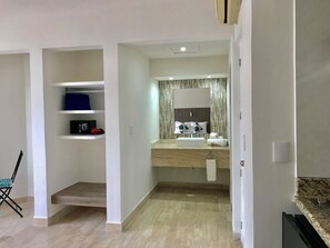 奢華公寓, 海景 | 客房內保險箱、筆電工作空間、熨斗/熨衣板、免費無線上網