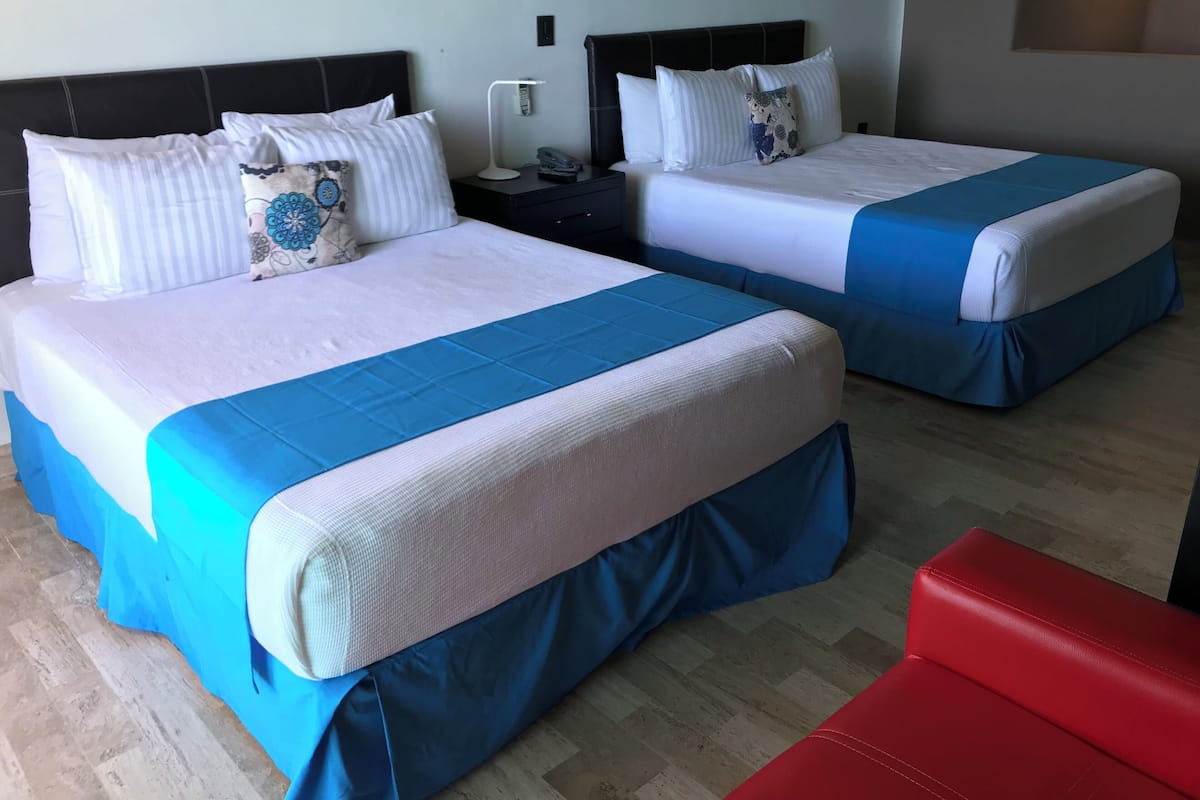 Comfort Studio Suite, Beachfront | Värdeförvaringsskåp på rummet och arbetsyta för laptop