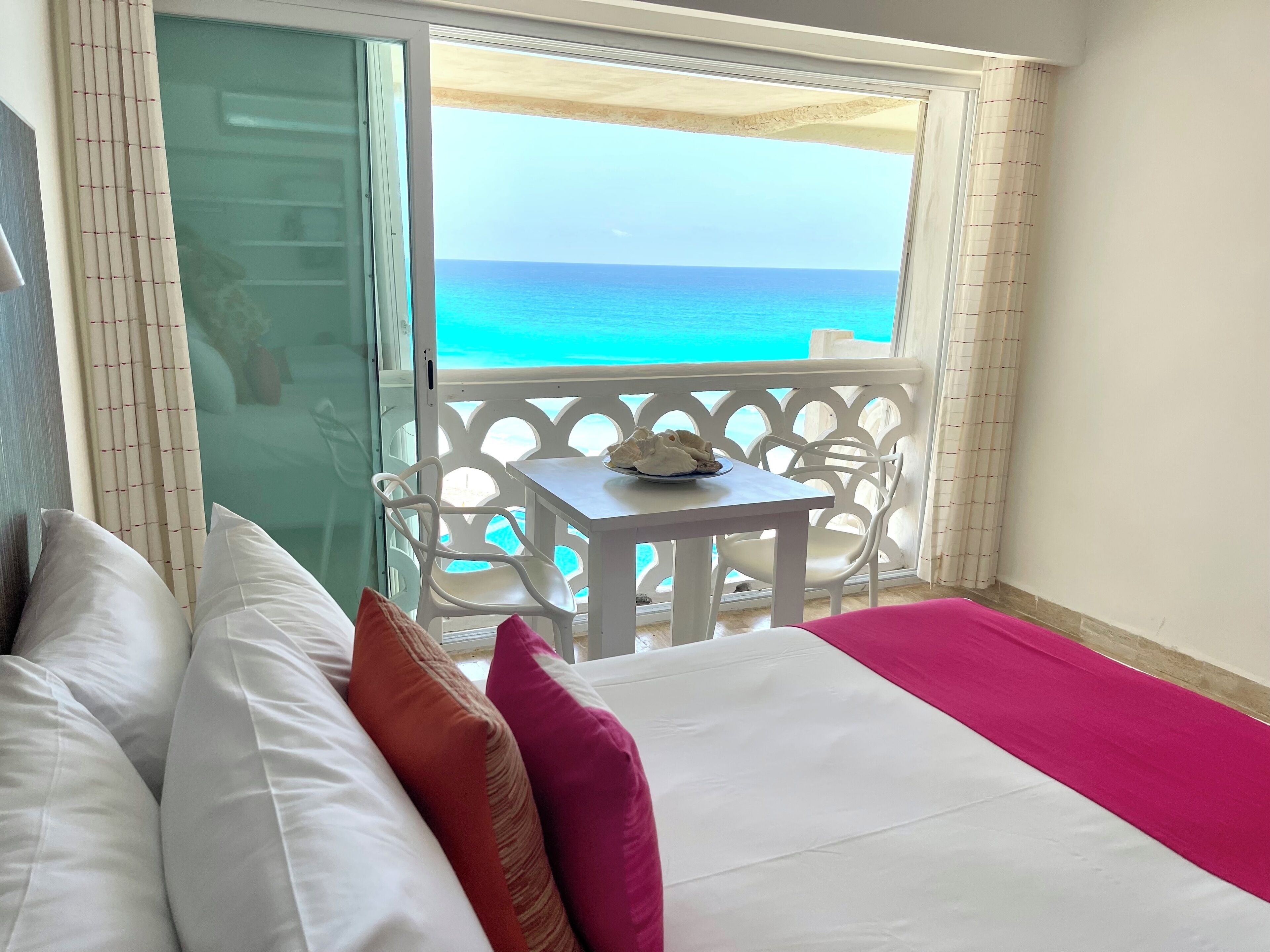 Deluxe Studio, Beachfront | Safe på rommet, skrivebord for bærbar PC og strykejern/-brett