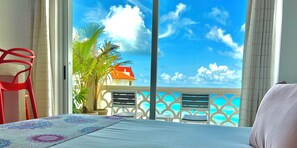 Deluxe Apartment, Beachfront | Caja de seguridad en la habitación y espacio para trabajar con laptop 