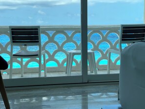 Deluxe Apartment, Beachfront | Caja de seguridad en la habitación y espacio para trabajar con laptop 