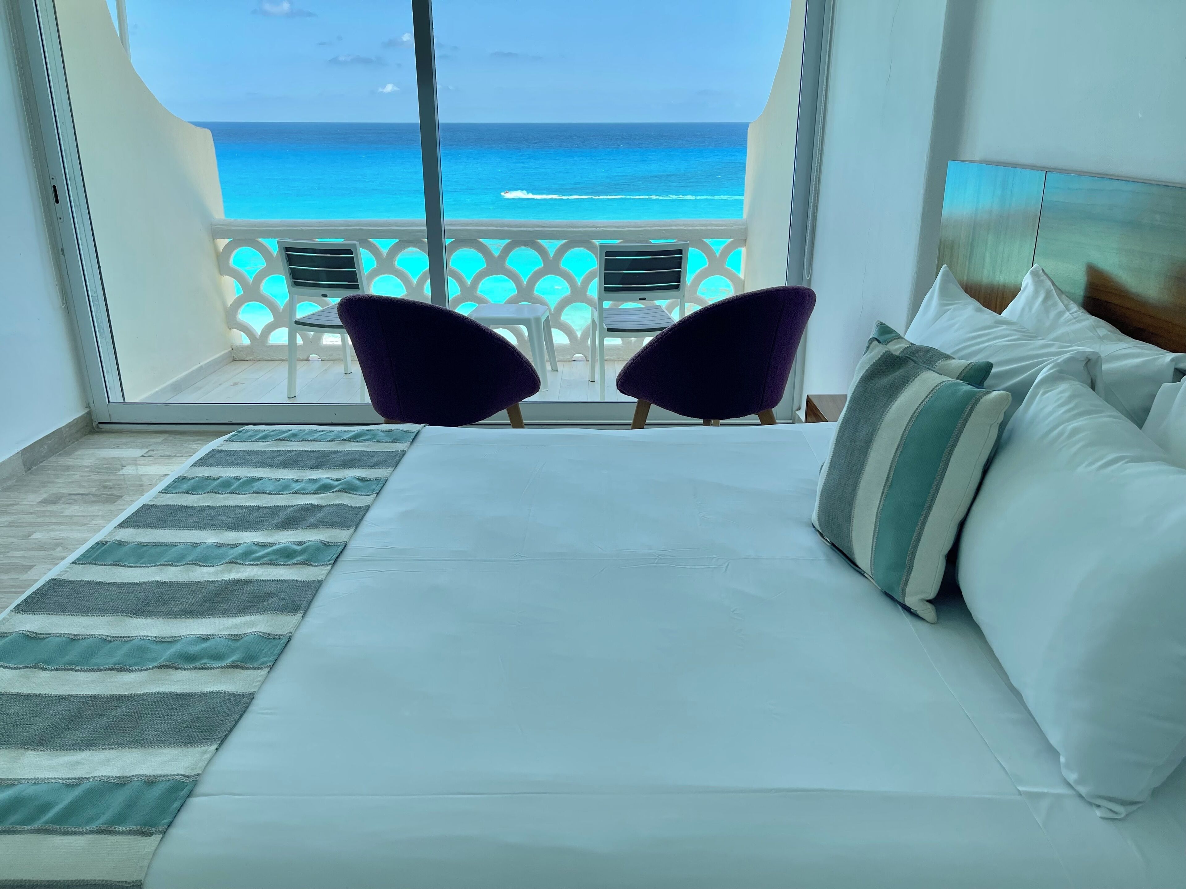 Deluxe Apartment, Beachfront | Safe på rommet, skrivebord for bærbar PC og strykejern/-brett