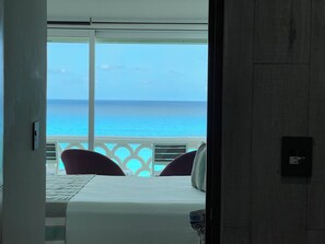 Deluxe Apartment, Beachfront | Premium bedding, pillowtop beds, minibar, in-room safe - OvaCancun Apartments (Cancun)