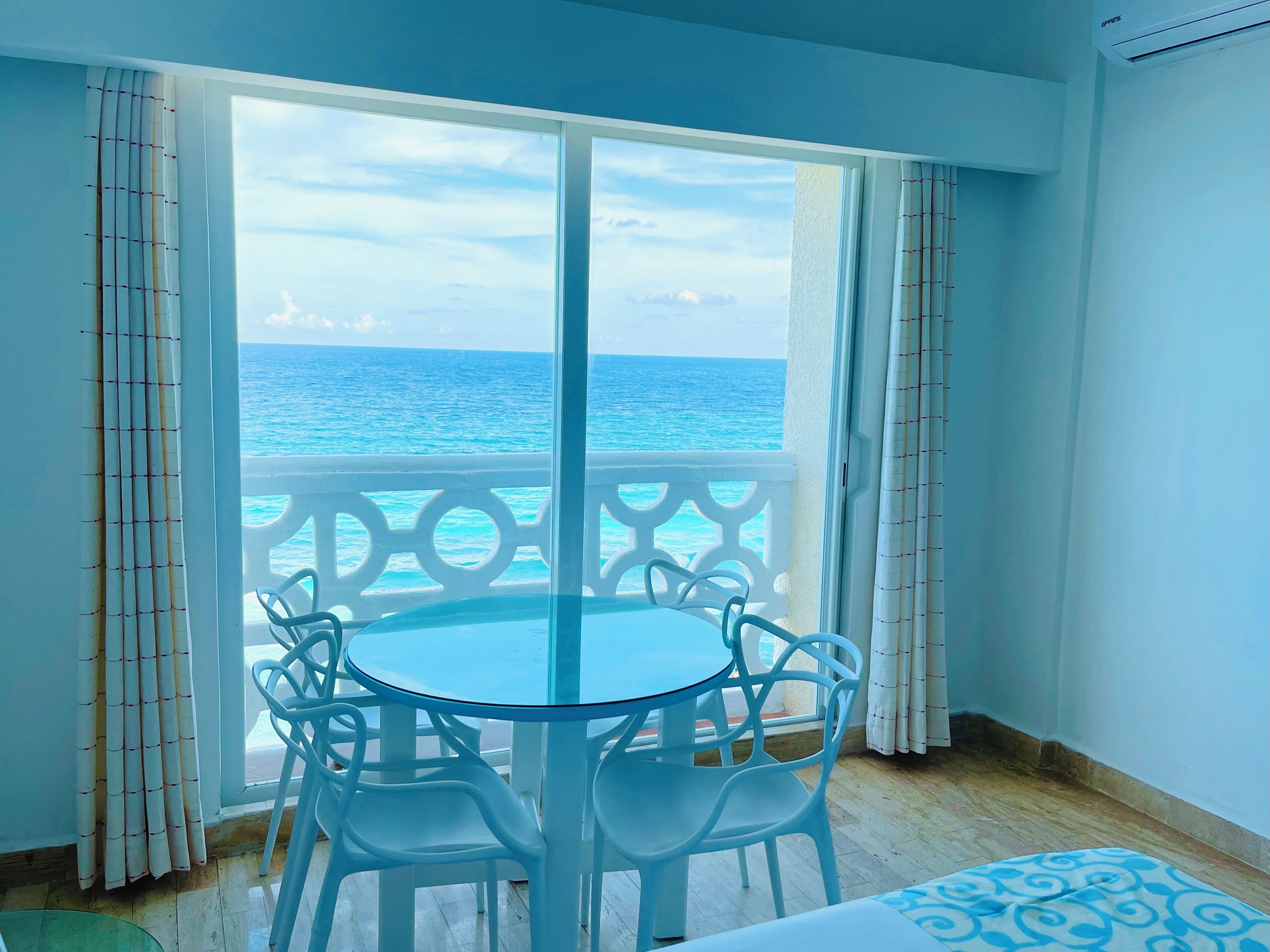 Deluxe Studio, Beachfront | 客房内保险箱、笔记本电脑工作区、熨斗/熨衣板、免费 WiFi