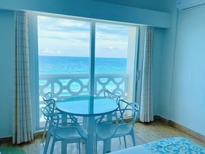 Deluxe Studio, Beachfront | Caja de seguridad en la habitación y espacio para trabajar con laptop 