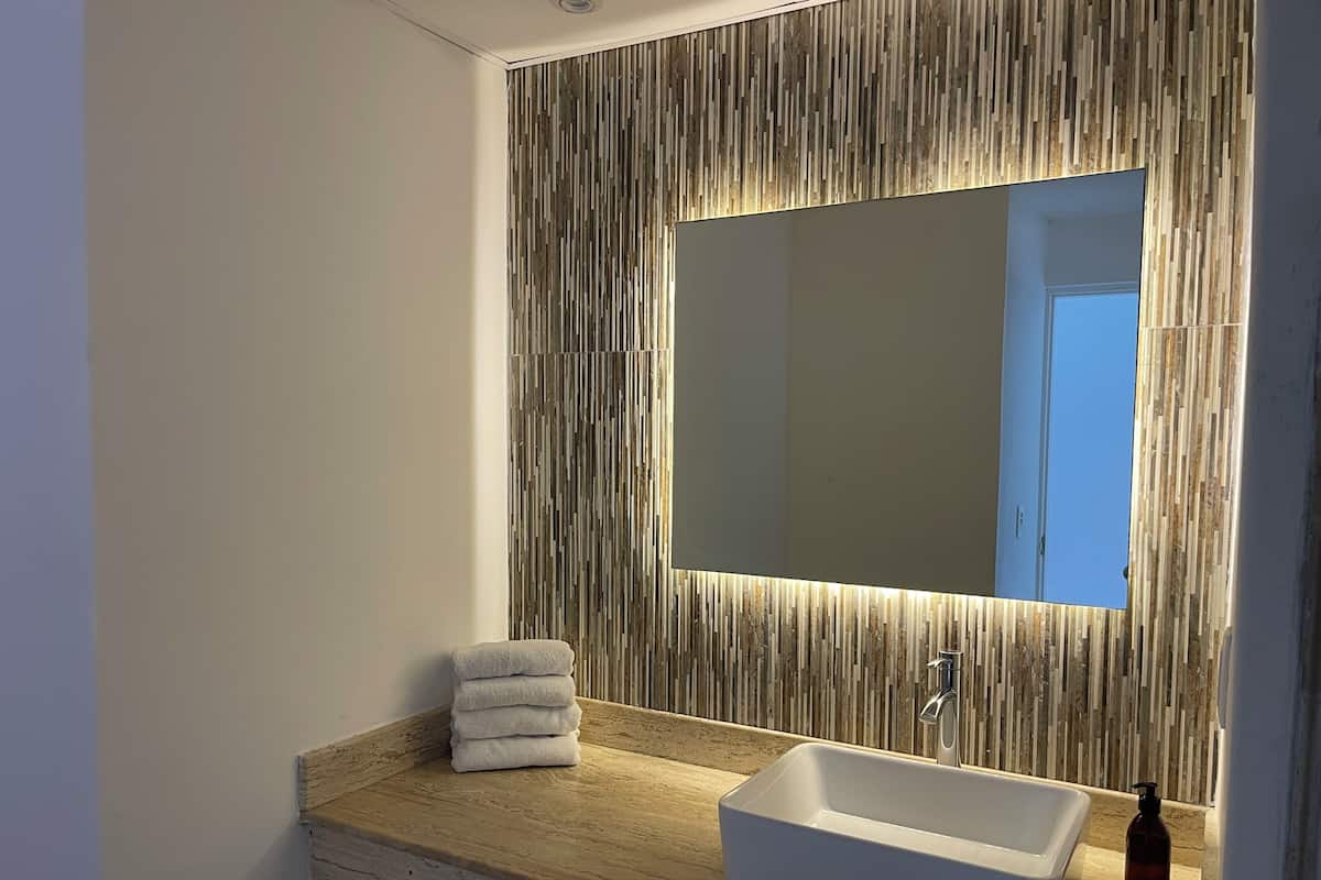 Deluxe Apartment, Beachfront | Badrum | Dusch, gratis toalettartiklar, hårtork och handdukar