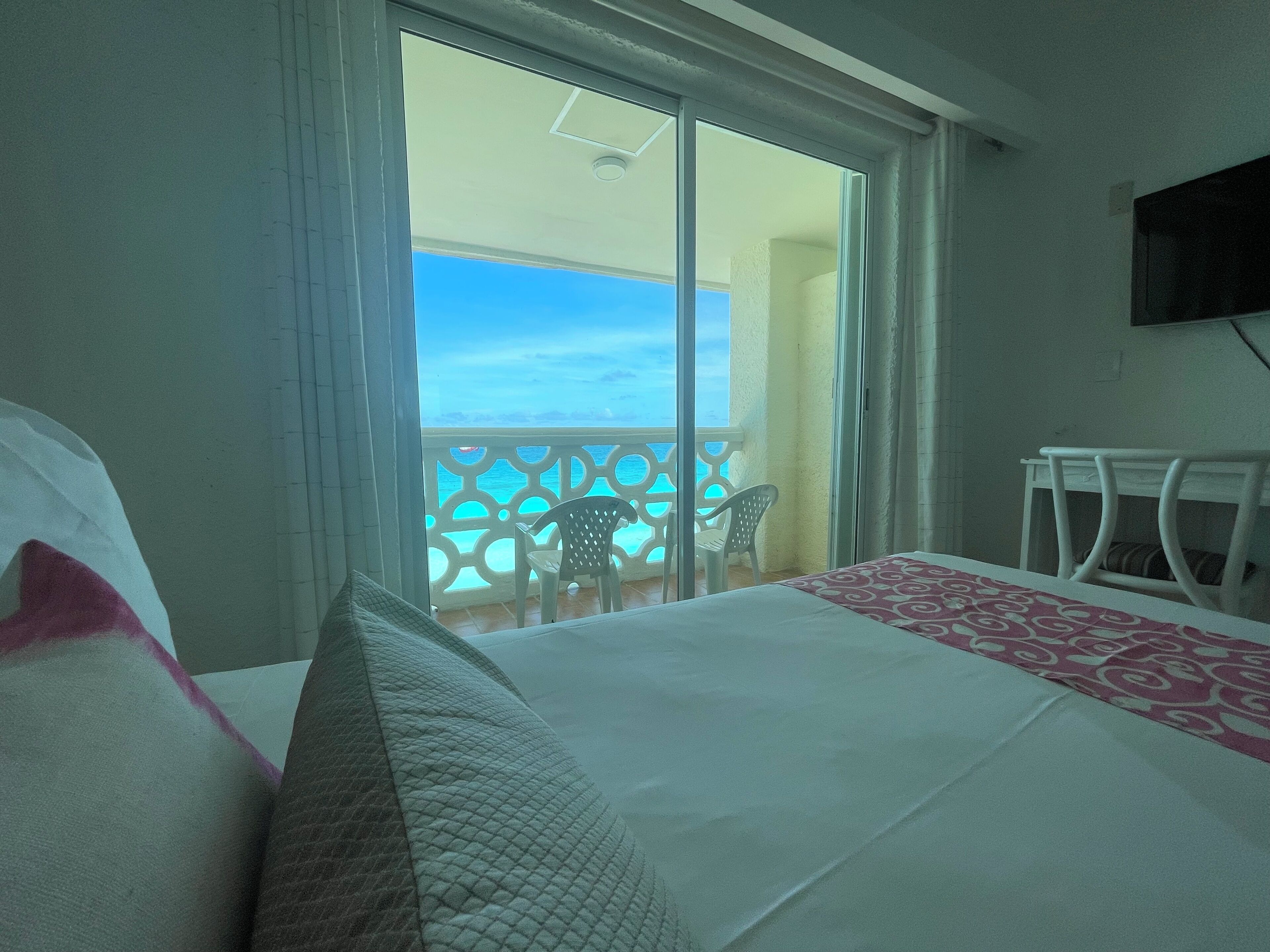 Comfort Suite, Balcony, Beachfront | Safe på rommet, skrivebord for bærbar PC og strykejern/-brett