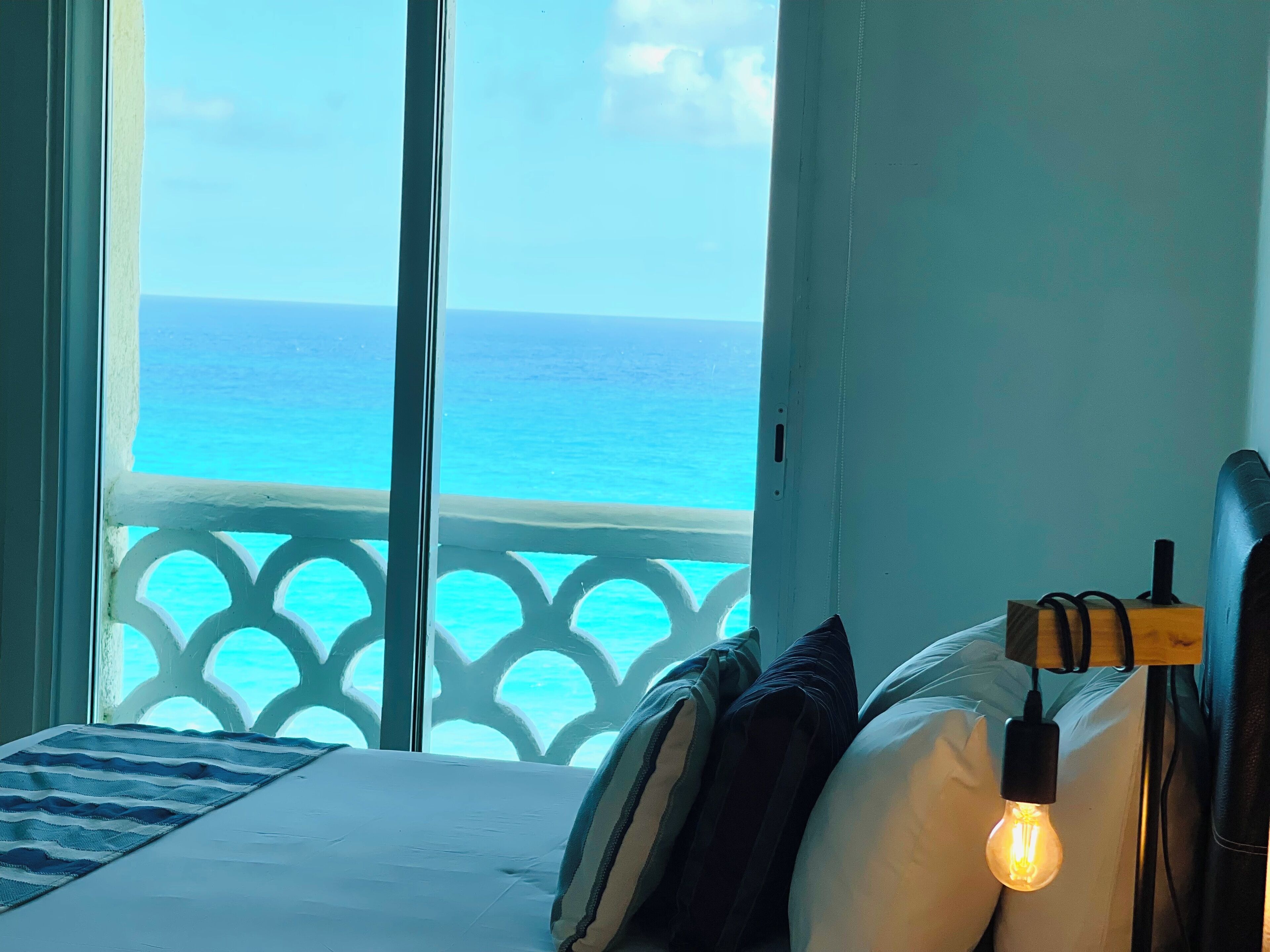 Comfort Studio Suite, Beachfront | Safe på rommet, skrivebord for bærbar PC og strykejern/-brett