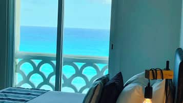 Comfort Studio Suite, Beachfront | Safe på rommet, skrivebord for bærbar PC og strykejern/-brett