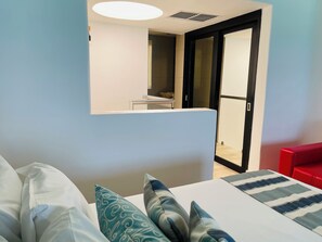 Deluxe studio suite | Luxe beddengoed, pillowtop-bedden, een minibar, een kluis op de kamer