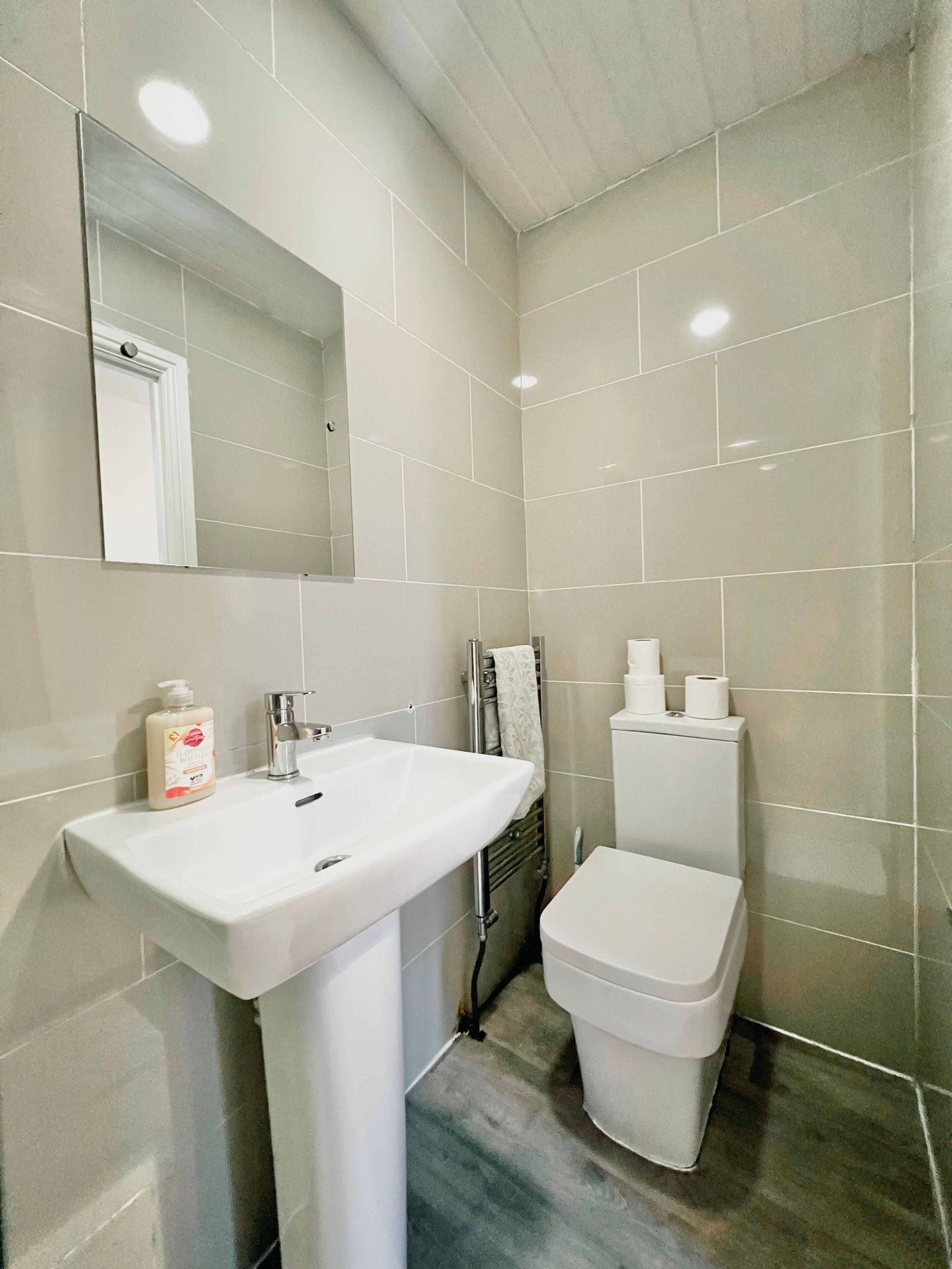 Sèche-cheveux, serviettes fournies, savon, papier toilette