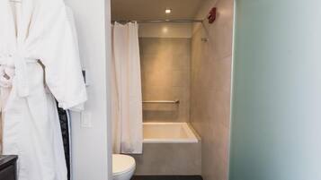 Serviettes fournies, savon, shampoing, papier toilette