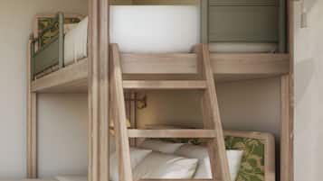 Una cama individual con escalera de madera, cabecera verde y lámpara de fibra.