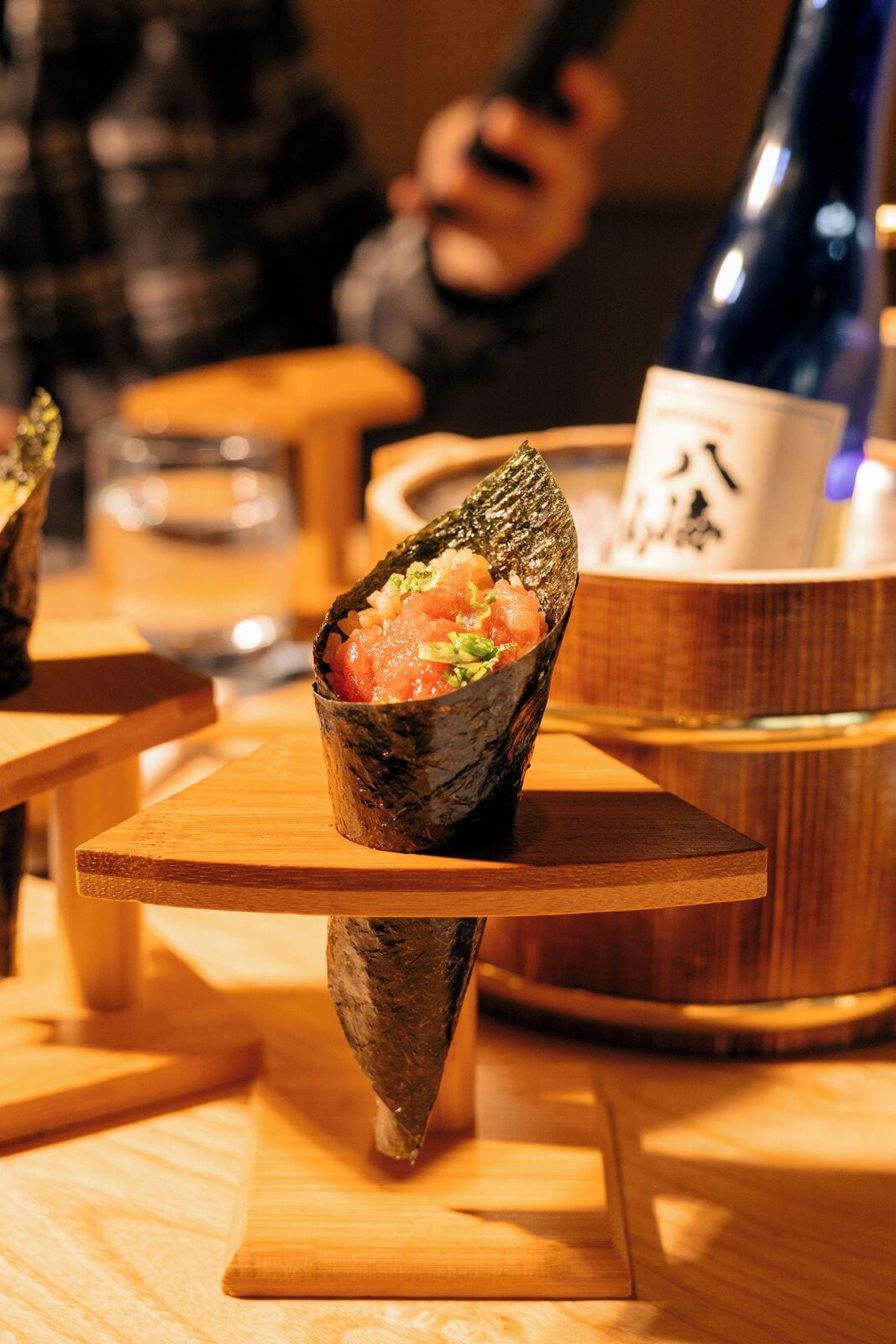 Ein Sushi-Gericht auf einer Holzplatte.