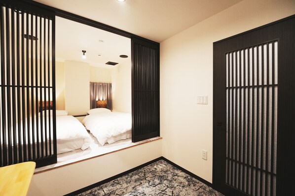 A hotel room with a bed, a mirror, a window with blinds, and a carpeted floor. - Lumi Hotel Tokyo Shinkoiwa (Tokyo)