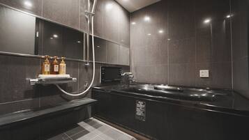 Quarto casal econômico | Banheiro | Secador de cabelo, toalhas de banho, shampoo, papel higiênico