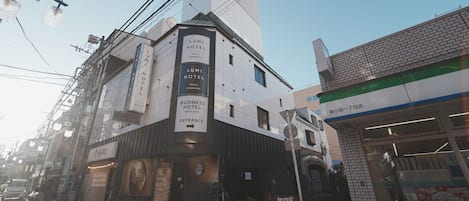 Vista frontal de la propiedad