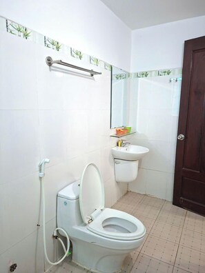 Standard Room | Bathroom | Shower, free toiletries, hair dryer, towels