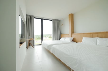 Panoramic Quadruple Room | Desk, free WiFi