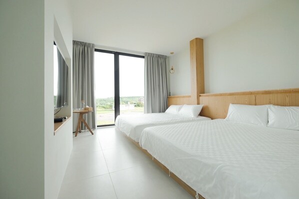 Panoramic Quadruple Room | Desk, free WiFi