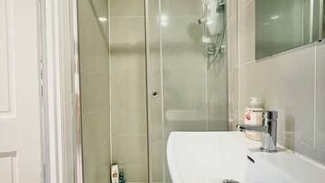 Secadora de cabello, toallas, jabón, papel de baño