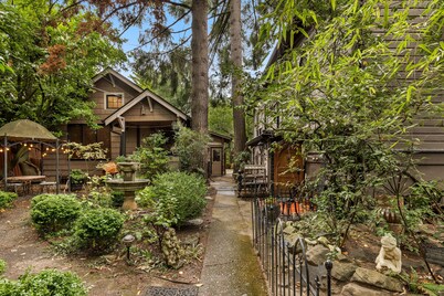 1920s Parsonage Retreat - Gardens & Creative Charm