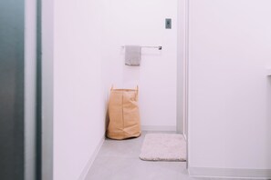 Haartrockner, Shampoo, Toilettenpapier