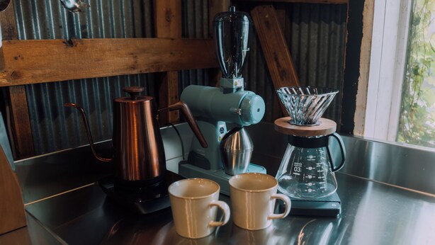 A kitchen counter with a coffee maker, two mugs, and a blender. - Ivy Place Harajuku Urban Steel Teahouse (Tokyo)