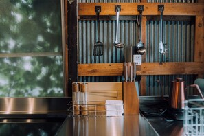 Room | Private kitchen | Stovetop, cleaning supplies, freezer, paper towels - Ivy Place Harajuku Urban Steel Teahouse (Tokyo)