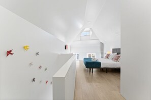 Een strijkplank/strijkijzer, internet, beddengoed