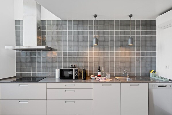 Fridge, microwave, dishwasher, coffee/tea maker