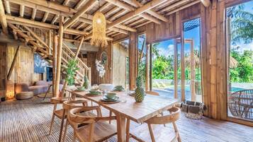 Villa Deluxe, patio, vue jardin | Coin séjour