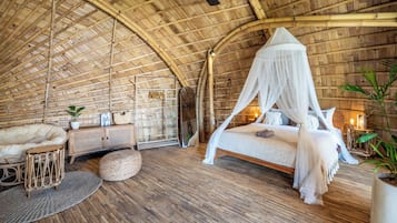 Villa, balcón, vista al jardín | Ropa de cama de alta calidad y decoración personalizada