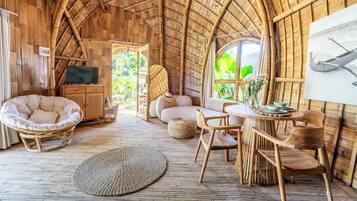 Villa, Terrasse, Flussblick | Hochwertige Bettwaren, individuell dekoriert, individuell eingerichtet