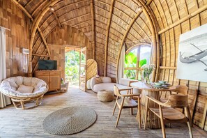 Villa, Terrasse, Flussblick | Hochwertige Bettwaren, individuell dekoriert, individuell eingerichtet