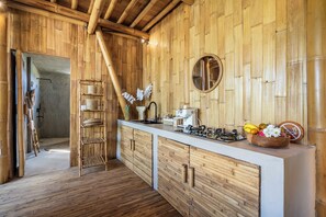 Superior villa, patio, uitzicht op tuin | Luxe beddengoed, individueel gedecoreerd, individueel gemeubileerd