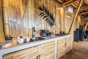 Superior villa, patio, uitzicht op rivier | Luxe beddengoed, individueel gedecoreerd, individueel gemeubileerd