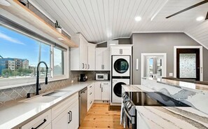 Réfrigérateur, four à micro-ondes, un four, surface de cuisson