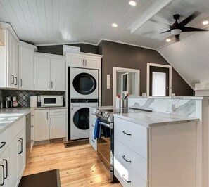 Réfrigérateur, four à micro-ondes, un four, surface de cuisson