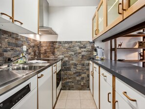 Kühlschrank, Geschirrspüler, Kochgeschirr/Geschirr/Besteck