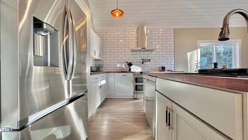 Mikrobølgeovn, ovn, kokeplater og oppvaskmaskin