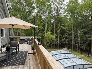 Terrace/patio - Chalet with year round heated pool, sauna, jacuzzi and a Fully fenced in yard (Covington Township)